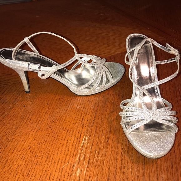 Silver heels - Picture 2 of 2